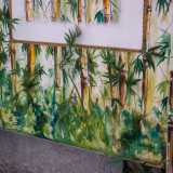 Anche i separ� esterni sono stati decorati dall�artista barese: a una prima mano di pittura verde � seguita l�applicazione di foglie finte proprio per rendere pi� verosimili le vistose piante di bamb�
